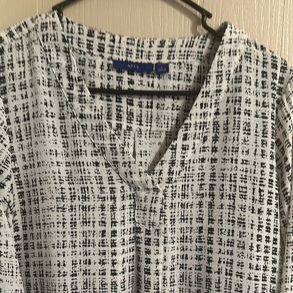 Women's Black and White Patterned Top - Picture 6 of 7
